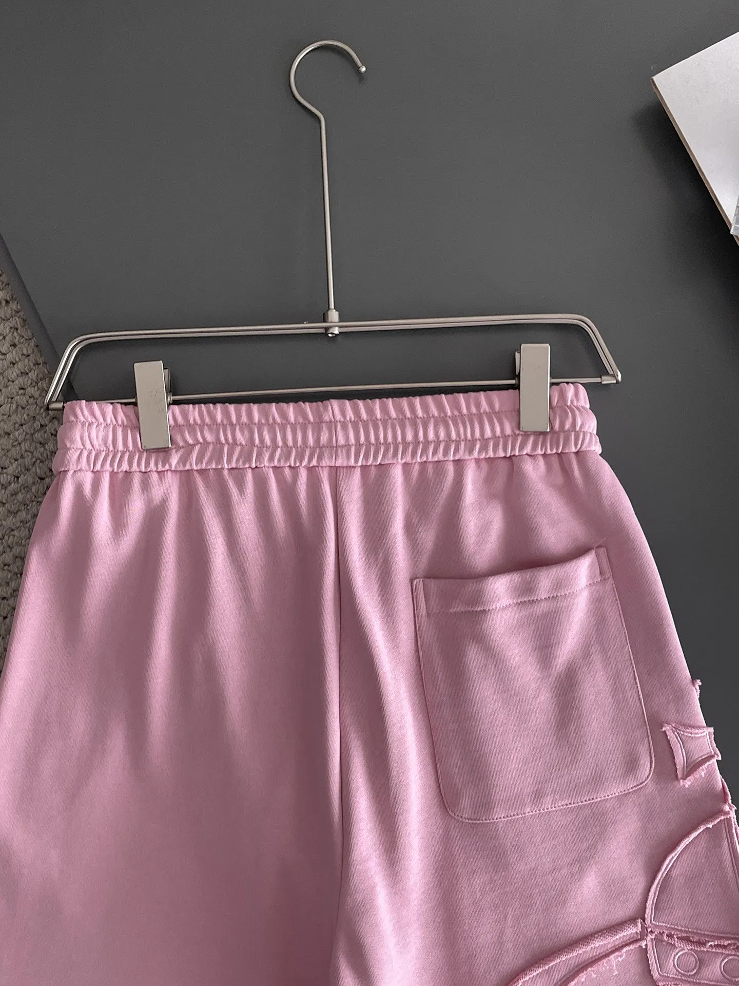 The Queen Mother's three-standard complete 2025 summer New Arrival men's casual shorts, advanced custom-made Breathable fabric, Breathable fabric, extremely stretchy and comfortable, impeccable details, top-grade accessories, original logo design concept, delicate and soft feel! The upper body fit is awesome! Size: M-XXXL Please state your height and weight when ordering